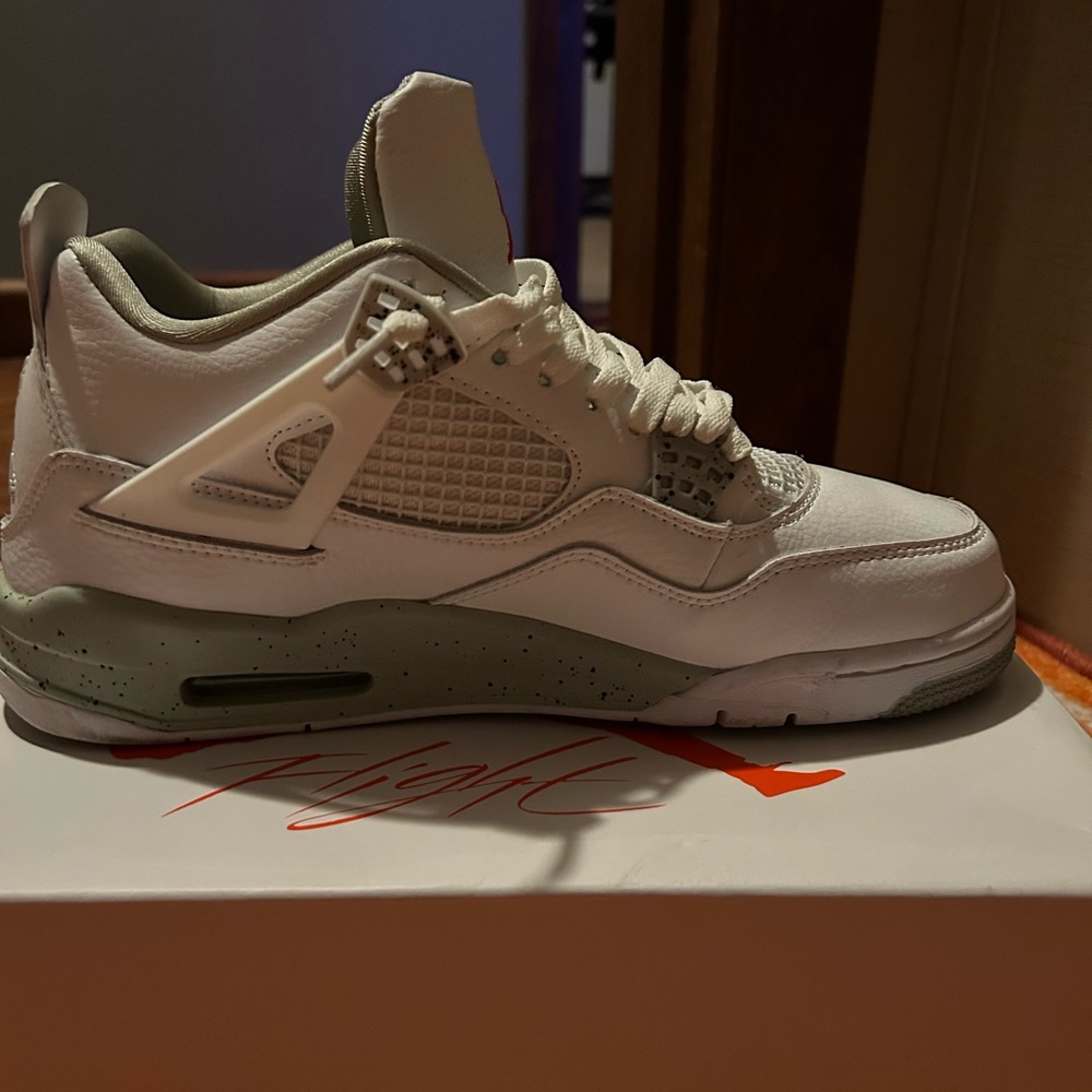 Men’s size 10 Oreo Jordan 4s